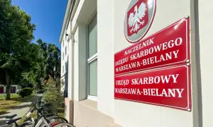 Postanowienie o nabyciu spadku i urząd skarbowy. Znak urzędu skarbowego na budynku.