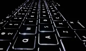 Klawiatura laptopa z podświetlanymi klawiszami. Litery Q, W, E, R, T, Y, U, I, O, P, A, S, D, F, G, H, J, K, L, Z, X, C, V, B, N, M. Co to jest netto?