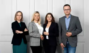 Zespół prawników, w tym adwokat specjalizacja prawo karne, pozuje do zdjęcia.