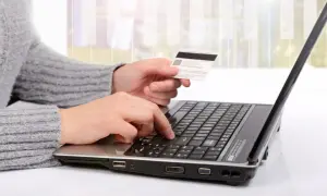 Osoba wpisuje dane karty płatniczej do laptopa, szukając tytuł przelewu przykłady.