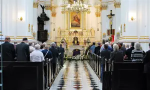 Uroczystość pogrzebowa w kościele. Rodzina i przyjaciele żegnają zmarłego. Warto pamiętać o zasiłku pogrzebowym i zwrocie kosztów pogrzebu z banku.