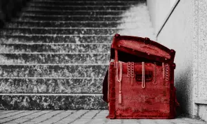 Czerwona skrzynia ze skarbami, wiszące na niej naszyjniki, obok kamiennych schodów. Czy to klucz do tego, jak pozbawić brata prawa do spadku?