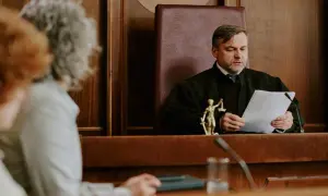 Sędzia w todze analizuje dokumenty, zastanawiając się, o co pyta sąd w sprawie o zachowek.