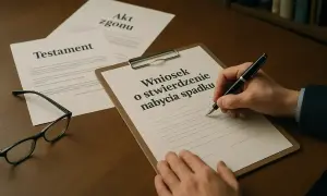 Dłoń pisze wniosek o stwierdzenie nabycia spadku. Obok leżą testament i akt zgonu.
