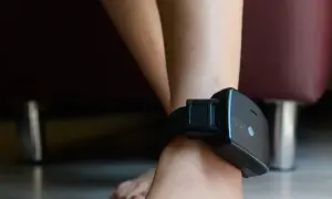 Elektroniczna bransoleta na kostce, symbol dozoru elektronicznego do 2 lat od kiedy wyrok się rozpoczął.
