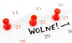 Kalendarz z zaznaczonym dniem wolnym za święto w sobotę. Czerwone pinezki oznaczają dni wolne.