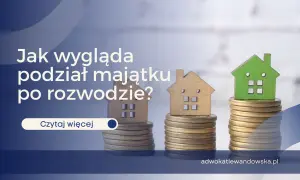Drewniane domki na stosach monet symbolizują podział majątku po rozwodzie. Dowiedz się, komu sąd przyzna dom.