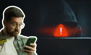 Mężczyzna z kartą kredytową i telefonem, zagrożony przez hakera. Uważaj na kredyt na telefon oszustwa!