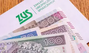 ZUS na kopercie, a pod nią polskie banknoty. Czy to zapowiedź 13 pensji w 2026 roku?