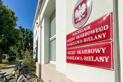Postanowienie o nabyciu spadku i urząd skarbowy. Znak urzędu skarbowego na budynku.
