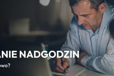 Mężczyzna pracuje po godzinach, rozliczając nadgodziny. Jak to robić prawidłowo?