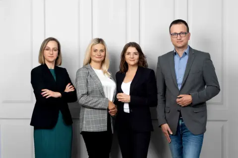 Zespół prawników, w tym adwokat specjalizacja prawo karne, pozuje do zdjęcia.
