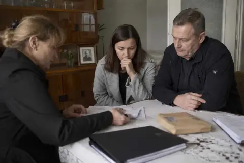 Sąd prowadzi poszukiwanie spadkobierców. Rodzina analizuje dokumenty, szukając rozwiązania sprawy spadkowej.