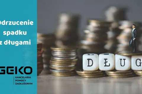 Odrzucenie spadku z długami. Czy to uwolni rodzinę od zobowiązań? Stos monet i kostki z literami tworzą słowo "DŁUG".