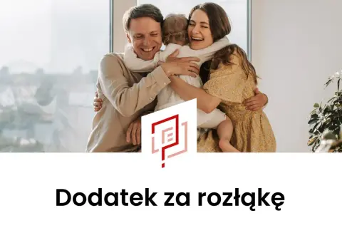 Szczęśliwa rodzina przytulająca się przy oknie. Tytuł: Dodatek za rozłąkę.