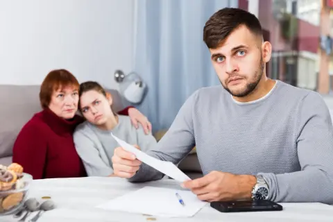Rodzina analizuje dokumenty, zastanawiając się, kto dziedziczy po osobie niezamężnej i bezdzietnej.