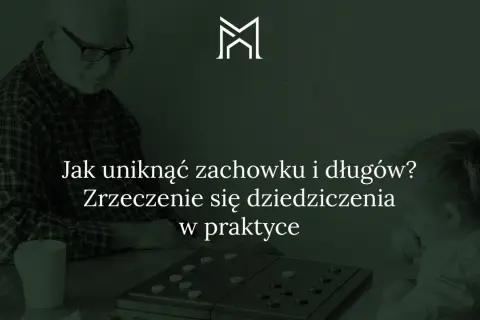 Dziadek i wnuczka grają w warcaby. Tekst: "Jak uniknąć zachowku i długów? Zrzeczenie się dziedziczenia w praktyce". Czy można zrzec się zachowku?