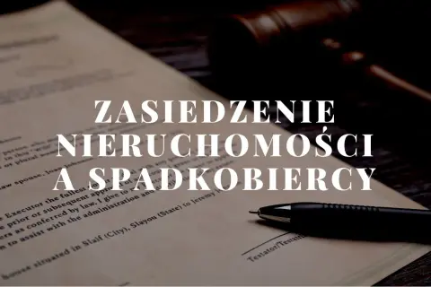 Zasiedzenie nieruchomości a spadkobiercy. Dokument prawny, młotek sędziowski i długopis sugerują kwestie prawne związane z własnością przez zasiedzenie i dziedziczeniem.
