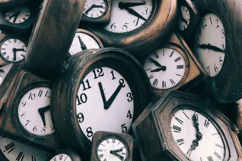 Mnóstwo zegarów, jakby czas się zatrzymał. Zastanawiasz się, ile trwa sprawa spadkowa? Czasem dłużej niż się wydaje.