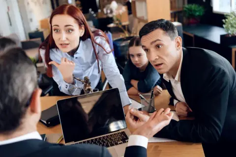 Emocjonalna kobieta oskarża męża, który kłamie na sprawie rozwodowej. Obok siedzi smutna córka.