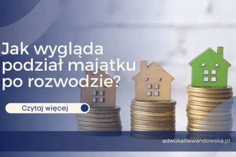 Drewniane domki na stosach monet symbolizują podział majątku po rozwodzie. Dowiedz się, komu sąd przyzna dom.