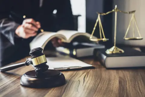 Młotek sędziowski i waga sprawiedliwości na biurku prawnika. To art 1039 kc.