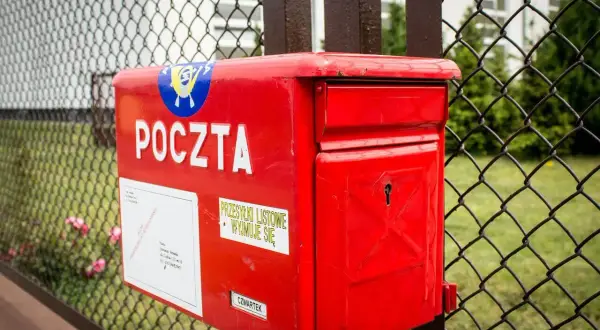 Czerwona skrzynka pocztowa z napisem "POCZTA" i naklejką "PRZESYŁKI LISTOWE WYJMUJE SIĘ". Czyżby naruszenie tajemnicy korespondencji?