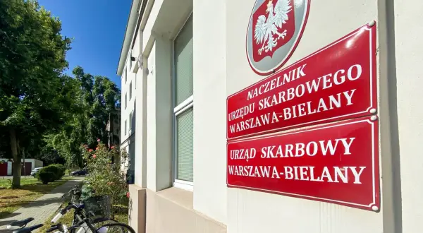 Postanowienie o nabyciu spadku i urząd skarbowy. Znak urzędu skarbowego na budynku.