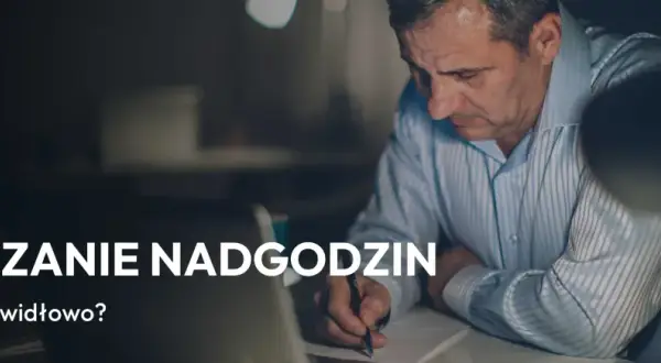 Mężczyzna pracuje po godzinach, rozliczając nadgodziny. Jak to robić prawidłowo?