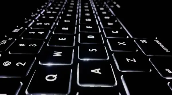 Klawiatura laptopa z podświetlanymi klawiszami. Litery Q, W, E, R, T, Y, U, I, O, P, A, S, D, F, G, H, J, K, L, Z, X, C, V, B, N, M. Co to jest netto?