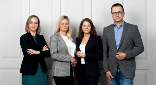 Zespół prawników, w tym adwokat specjalizacja prawo karne, pozuje do zdjęcia.