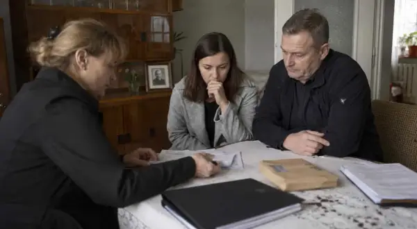 Sąd prowadzi poszukiwanie spadkobierców. Rodzina analizuje dokumenty, szukając rozwiązania sprawy spadkowej.