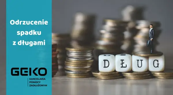 Odrzucenie spadku z długami. Czy to uwolni rodzinę od zobowiązań? Stos monet i kostki z literami tworzą słowo "DŁUG".