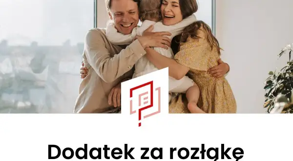 Szczęśliwa rodzina przytulająca się przy oknie. Tytuł: Dodatek za rozłąkę.