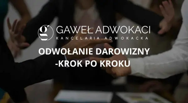 Ręce gestykulujące przy stole, logo kancelarii i tekst "Odwołanie darowizny - krok po kroku". Przykłady rażącej niewdzięczności.