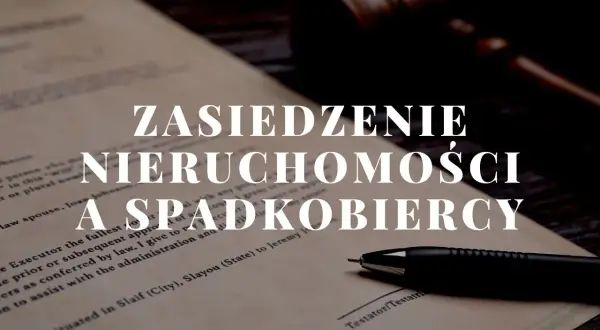 Zasiedzenie nieruchomości a spadkobiercy. Dokument prawny, młotek sędziowski i długopis sugerują kwestie prawne związane z własnością przez zasiedzenie i dziedziczeniem.