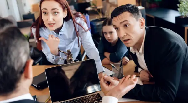 Emocjonalna kobieta oskarża męża, który kłamie na sprawie rozwodowej. Obok siedzi smutna córka.