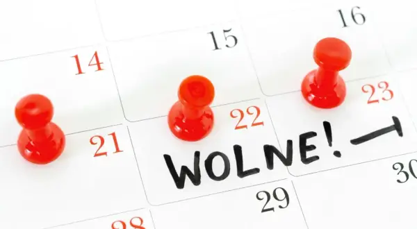 Kalendarz z zaznaczonym dniem wolnym za święto w sobotę. Czerwone pinezki oznaczają dni wolne.