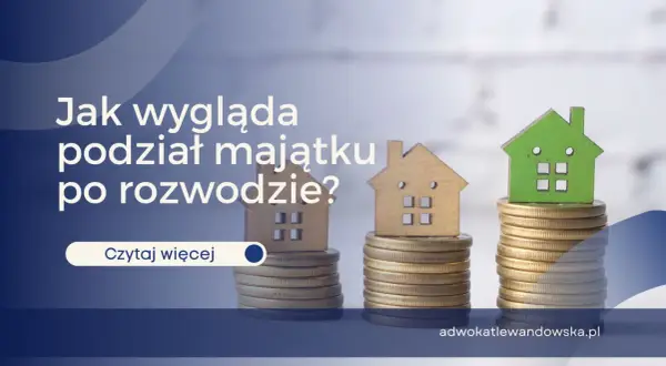 Drewniane domki na stosach monet symbolizują podział majątku po rozwodzie. Dowiedz się, komu sąd przyzna dom.