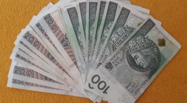 Darowizna spadku na rzecz siostry: stos banknotów 100 i 200 zł ułożony wachlarzem.