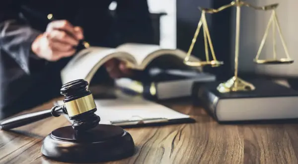 Młotek sędziowski i waga sprawiedliwości na biurku prawnika. To art 1039 kc.