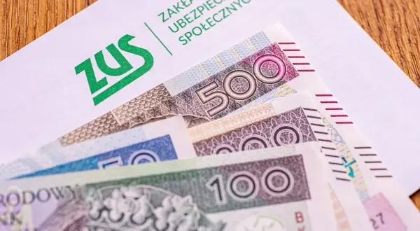 ZUS na kopercie, a pod nią polskie banknoty. Czy to zapowiedź 13 pensji w 2026 roku?