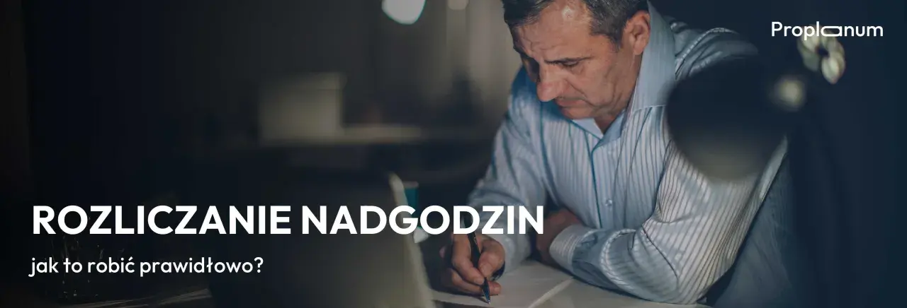 Mężczyzna pracuje po godzinach, rozliczając nadgodziny. Jak to robić prawidłowo?