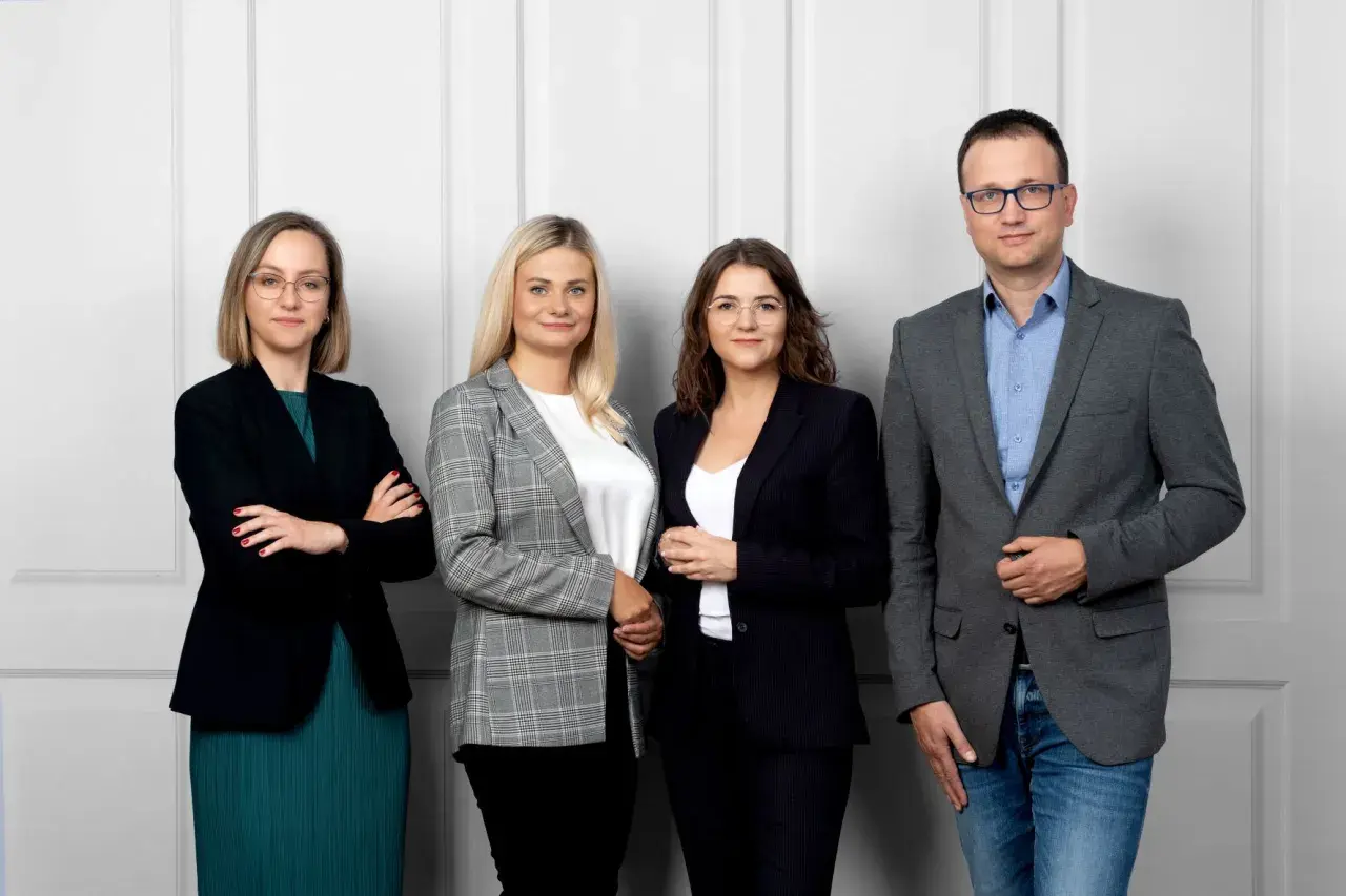 Zespół prawników, w tym adwokat specjalizacja prawo karne, pozuje do zdjęcia.