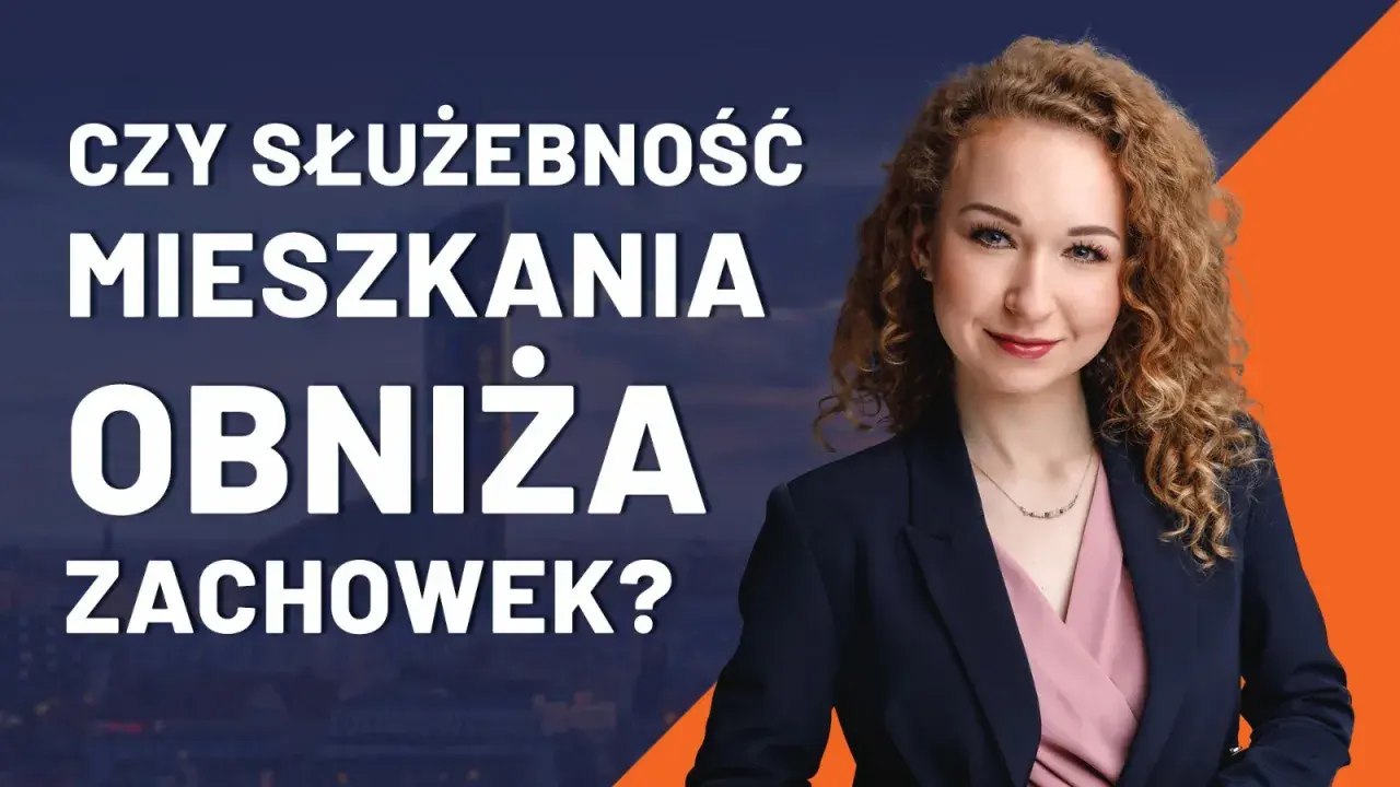 Kobieta z burzą loków wyjaśnia, czy służebność mieszkania obniża zachowek.
