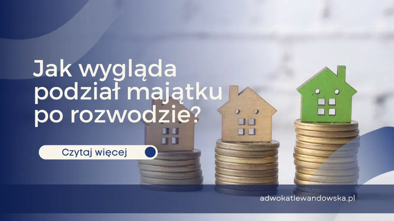 Drewniane domki na stosach monet symbolizują podział majątku po rozwodzie. Dowiedz się, komu sąd przyzna dom.