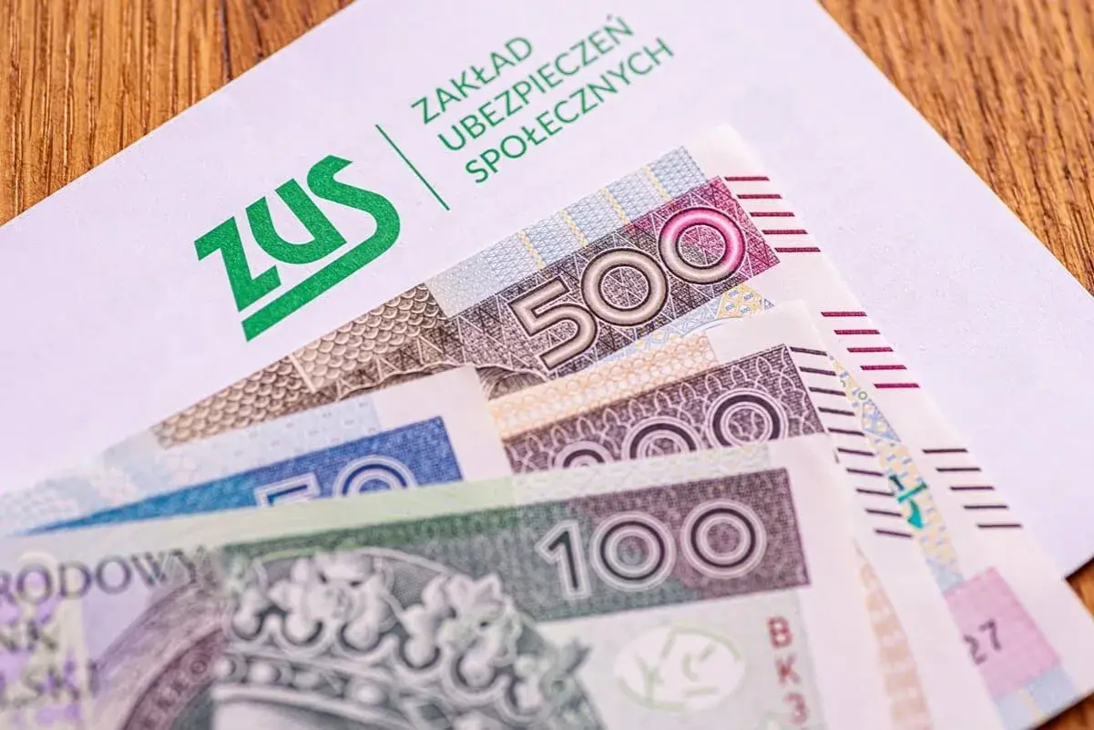 ZUS na kopercie, a pod nią polskie banknoty. Czy to zapowiedź 13 pensji w 2026 roku?