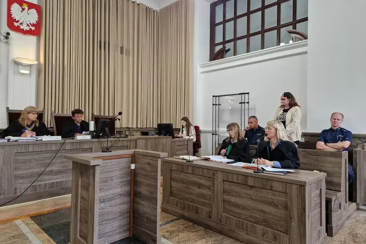 Na sali sądowej toczy się rozprawa. Sędziowie, prawnicy i policjant czekają na decyzję w sprawie o pozbawienie praw rodzicielskich.