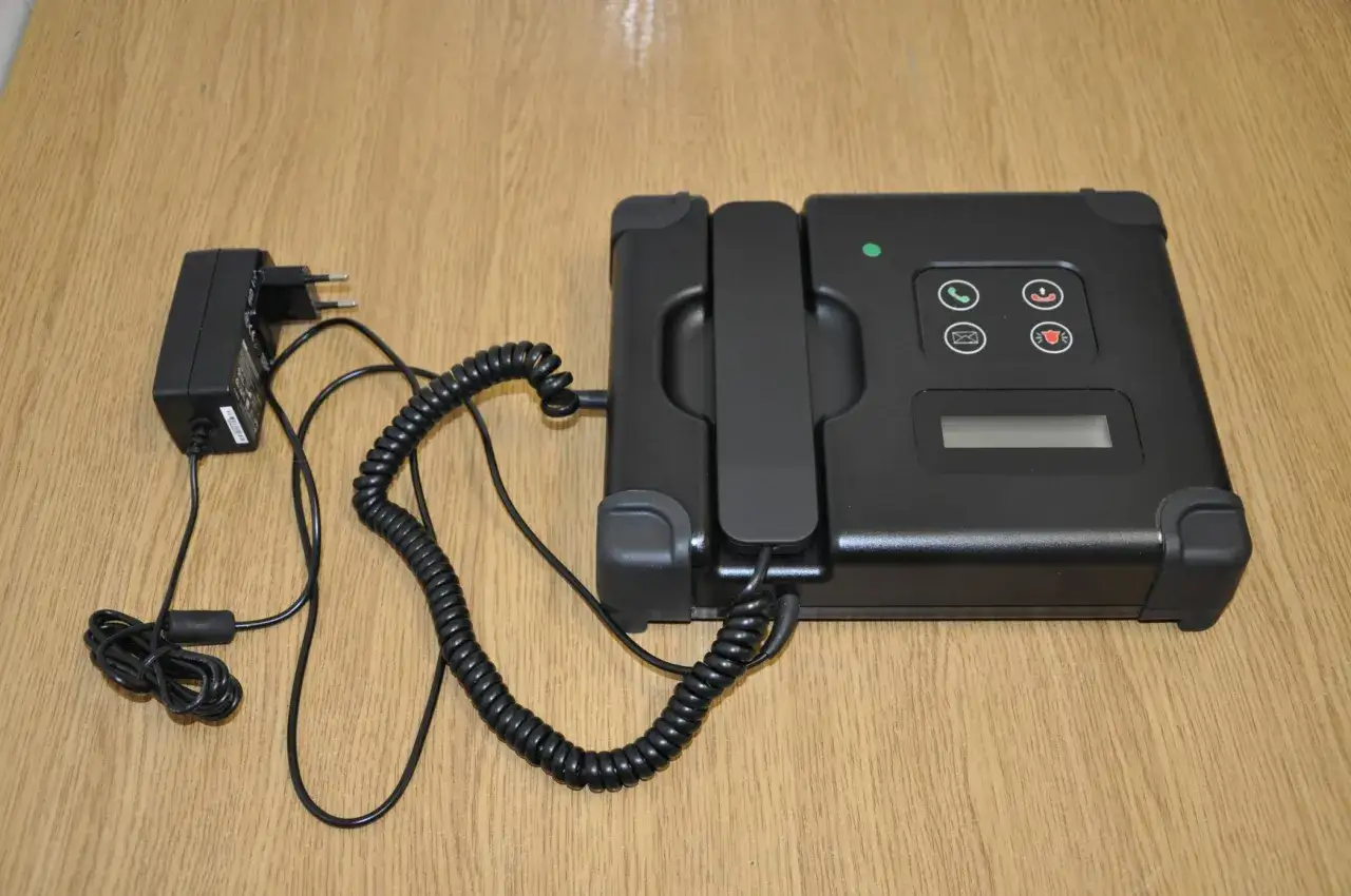 Czarny dozór elektroniczny do 2 lat od kiedy, z ładowarką i słuchawką.