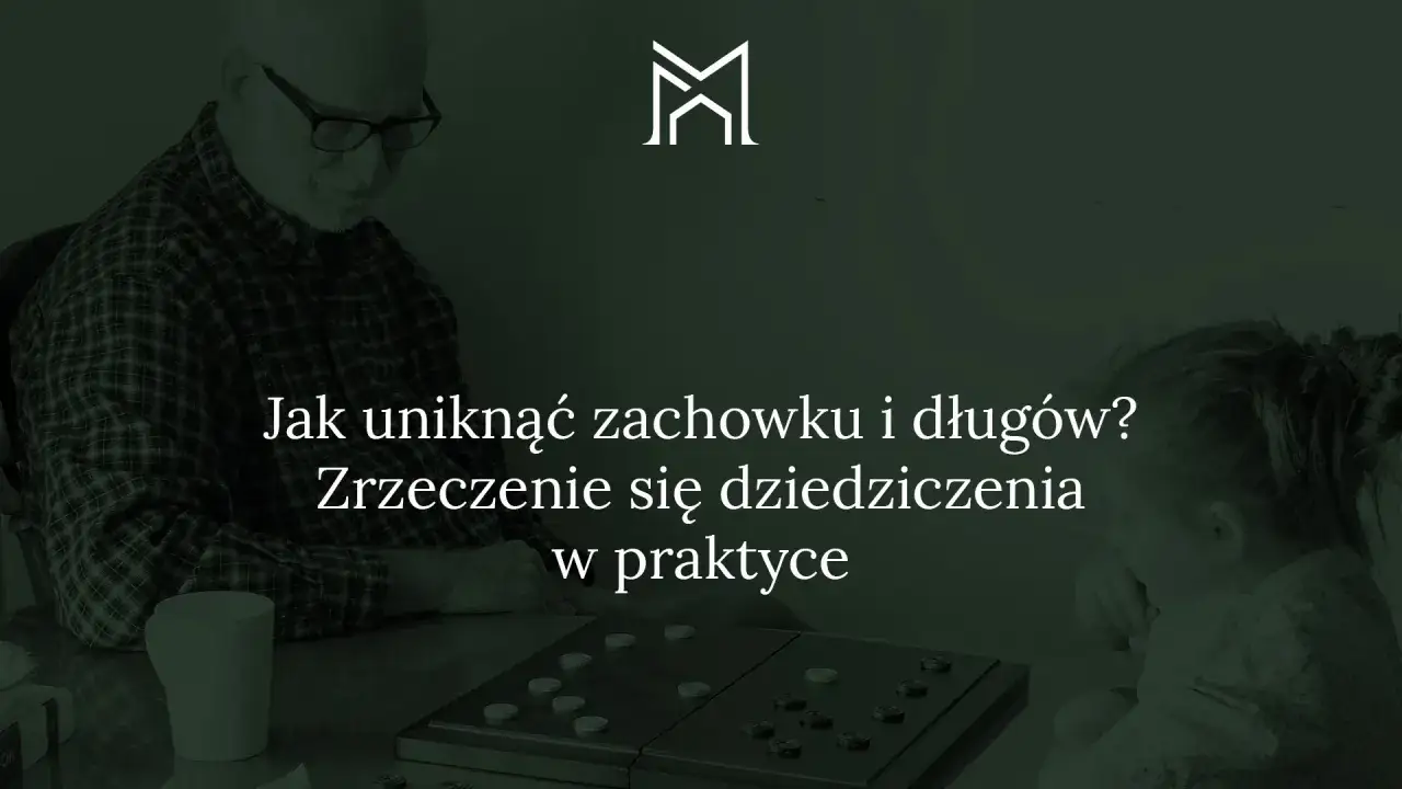 Dziadek i wnuczka grają w warcaby. Tekst:
